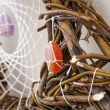 Attrape-rêves d'inspiration autochtone – Osier fait à la main pour la protection spirituelle – 19 cristaux de guérison et plumes de paon – Style bohème