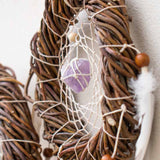 Attrape-rêves d'inspiration autochtone – Osier fait à la main pour la protection spirituelle – 19 cristaux de guérison et plumes de paon – Style bohème