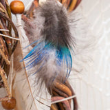 Attrape-rêves d'inspiration autochtone – Osier fait à la main pour la protection spirituelle – 19 cristaux de guérison et plumes de paon – Style bohème