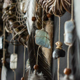 Attrape-rêves d'inspiration autochtone – Osier fait à la main pour la protection spirituelle – 19 cristaux de guérison et plumes de paon – Style bohème