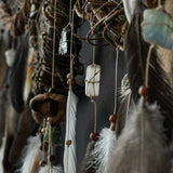 Attrape-rêves d'inspiration autochtone – Osier fait à la main pour la protection spirituelle – 19 cristaux de guérison et plumes de paon – Style bohème