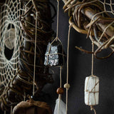 Attrape-rêves d'inspiration autochtone – Osier fait à la main pour la protection spirituelle – 19 cristaux de guérison et plumes de paon – Style bohème