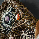 Attrape-rêves d'inspiration autochtone – Osier fait à la main pour la protection spirituelle – 19 cristaux de guérison et plumes de paon – Style bohème