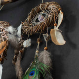 Attrape-rêves d'inspiration autochtone – Osier fait à la main pour la protection spirituelle – 19 cristaux de guérison et plumes de paon – Style bohème