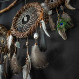Attrape-rêves d'inspiration autochtone – Osier fait à la main pour la protection spirituelle – 19 cristaux de guérison et plumes de paon – Style bohème