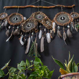 Attrape-rêves d'inspiration autochtone – Osier fait à la main pour la protection spirituelle – 19 cristaux de guérison et plumes de paon – Style bohème