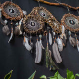 Attrape-rêves d'inspiration autochtone – Osier fait à la main pour la protection spirituelle – 19 cristaux de guérison et plumes de paon – Style bohème
