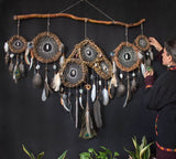 Attrape-rêves d'inspiration autochtone – Osier fait à la main pour la protection spirituelle – 19 cristaux de guérison et plumes de paon – Style bohème