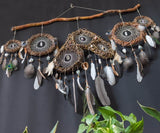 Attrape-rêves d'inspiration autochtone – Osier fait à la main pour la protection spirituelle – 19 cristaux de guérison et plumes de paon – Style bohème