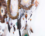 Attrape-rêves d'inspiration autochtone – Osier fait à la main pour la protection spirituelle – 19 cristaux de guérison et plumes de paon – Style bohème