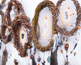 Attrape-rêves d'inspiration autochtone – Osier fait à la main pour la protection spirituelle – 19 cristaux de guérison et plumes de paon – Style bohème