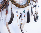 Attrape-rêves d'inspiration autochtone – Osier fait à la main pour la protection spirituelle – 19 cristaux de guérison et plumes de paon – Style bohème