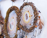 Attrape-rêves d'inspiration autochtone – Osier fait à la main pour la protection spirituelle – 19 cristaux de guérison et plumes de paon – Style bohème