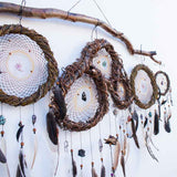 Attrape-rêves d'inspiration autochtone – Osier fait à la main pour la protection spirituelle – 19 cristaux de guérison et plumes de paon – Style bohème