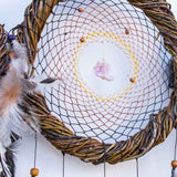 Attrape-rêves d'inspiration autochtone – Osier fait à la main pour la protection spirituelle – 19 cristaux de guérison et plumes de paon – Style bohème