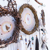 Attrape-rêves d'inspiration autochtone – Osier fait à la main pour la protection spirituelle – 19 cristaux de guérison et plumes de paon – Style bohème