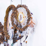 Attrape-rêves d'inspiration autochtone – Osier fait à la main pour la protection spirituelle – 19 cristaux de guérison et plumes de paon – Style bohème