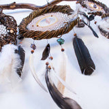 Attrape-rêves d'inspiration autochtone – Osier fait à la main pour la protection spirituelle – 19 cristaux de guérison et plumes de paon – Style bohème