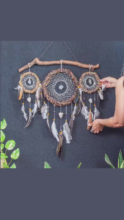Décoration murale de style amérindien : trio d'attrape-rêves infusés d'harmonie sur une branche de saule avec 6 cristaux énergisants