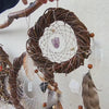 Attrape-rêves d'inspiration autochtone – Osier fait à la main pour la protection spirituelle – 19 cristaux de guérison et plumes de paon – Style bohème